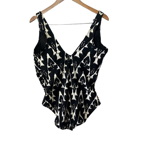 L.L.Bean Swimsuit Womens 1 Pc Black White Ikat Ruched 50+ UV Protection 18W Plus - Picture 7 of 7